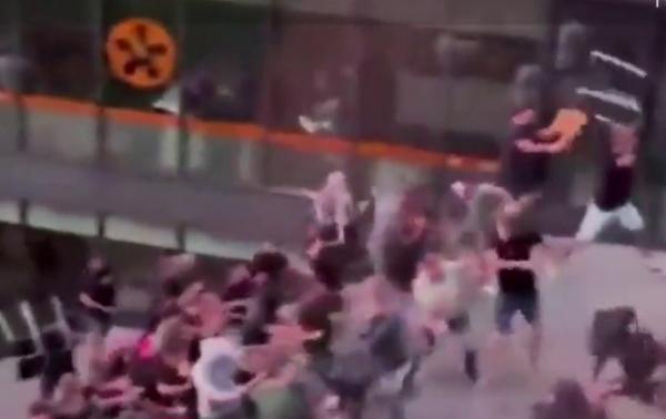 Bătaie ca-n filme, cu scaune, bastoane şi bâte, între suporteri olandezi şi italieni. Scene filmate chiar în faţa unui hotel