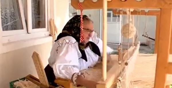 Cel mai lung covor realizat manual se află într-o biserică din Maramureş. Are 26 de metri, iar meşterul popoluar a lucrat zile în şir