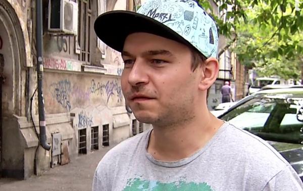 "Atenţie, cade!" Ideea lui Cosmin, un tânăr sătul să se ferească de tencuiala "picată din cer" când se plimbă prin Bucureşti