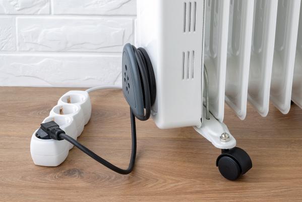 Românii au pornit marea vânătoare de calorifere electrice: vânzările au crescut de 4 ori. "Eficienţa e mai mică, se va vedea în facturile de curent"