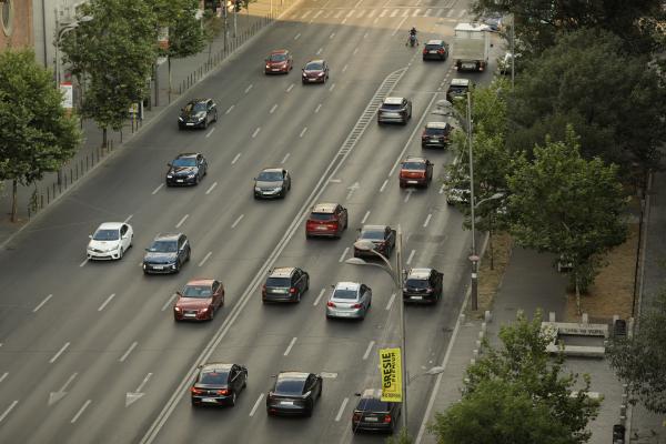 Minunea de pe străzile Bucureştiului: noua taxă de parcare a eliberat complet marile bulevarde. Şoferii au găsit soluţia şi s-au mutat pe străduţe