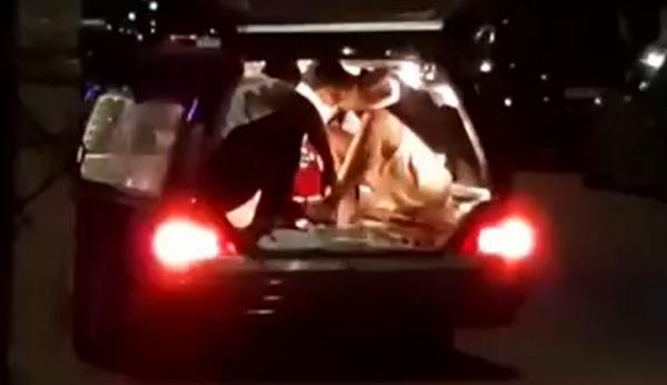 Cu "limuzina" prin oraş. Trei tineri nonconformişti s-au urcat într-un dric şi au pornit prin Videle, în Teleorman, cu muzica la maximum