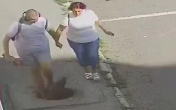 Momentul în care un tânăr de 19 ani cade în canal, chiar lângă mama lui, pe un trotuar-capcană din Sighişoara. "Mergeam ca tot omul..."