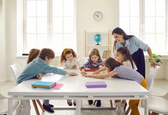 Educația prin joacă, o nouă metodă de învățare pe placul elevilor. Cât alocă lunar părinții pentru studiile copiilor