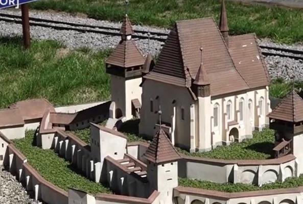 Primul târg de miniaturi din România, la Odorheiu Secuiesc. "Câtă răbdare şi migală poate avea un om ca să creeze aşa ceva"