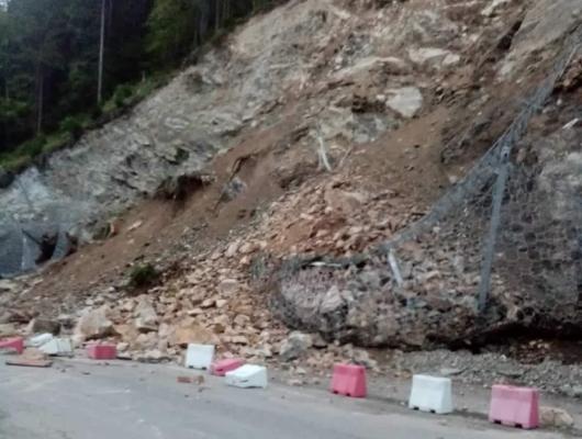 Alunecare de teren în Suceava: Un munte a luat-o la vale și a blocat un drum național. Localnicii, nevoiți să facă un ocol de zeci de kilometri