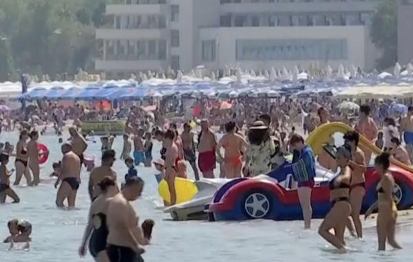 A început "Litoralul pentru toţi": Preţuri mai mici şi cu 75% la cazare şi nu numai. Cât a ajuns să coste un şezlong
