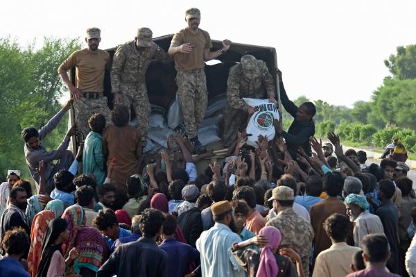 "E un dezastru umanitar de proporţii epice" Alertă națională în Pakistan: peste 1.000 de oameni au murit în urma inundațiilor