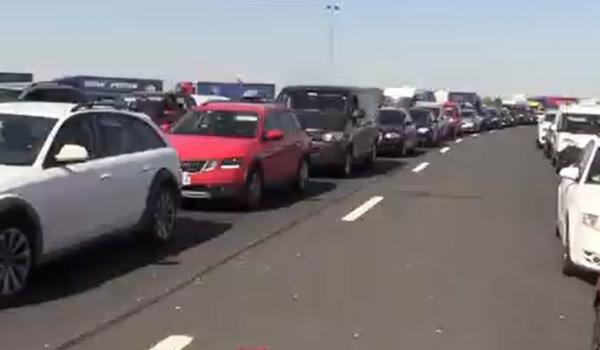 Cozi uriaşe în vămile din vestul ţării: Românii din diaspora se întorc la muncă după vacanţă. "Suntem buni doar să le aducem bani"