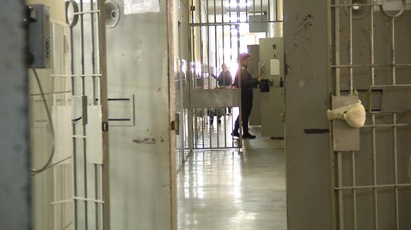 Începând din octombrie, agresorii din România vor fi monitorizaţi cu ajutorul unei brăţări electronice