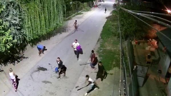 Bătăi ca în Evul Mediu între clanurile din Clejani. "Au speriat copii, au lovit femei"