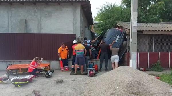 Accident teribil în Teleorman. Un şofer a murit după ce a intrat cu maşina într-o casă de pe marginea drumului