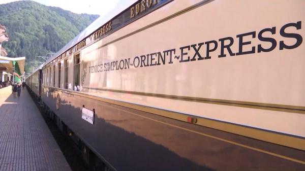 Faimosul tren Orient Express a ajuns în România. Prima oprire, gara regală din Sinaia