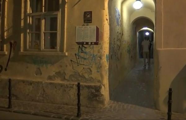 Strada Sforii din Braşov ar putea fi închisă cu gratii pe timpul nopţii. Pereţii monumentului au fost distruşi de cei dornici să lase o amintire