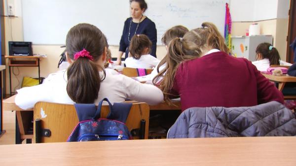 Toalete în curte, clase supraaglomerate și elevi relocați. Problemele cu care se confruntă școlile românești la început de an școlar