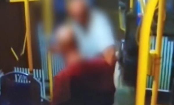 Femeie agresată sexual într-un autobuz din Piteşti. Un bărbat de 60 de ani i-a făcut propuneri indecente şi a început să o atingă 