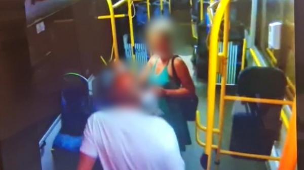 "Am ţinut uşile încuiate". Mărturii după agresiunea din autobuz. Şoferul din Piteşti povesteşte cum a reuşit să îl prindă pe atacator
