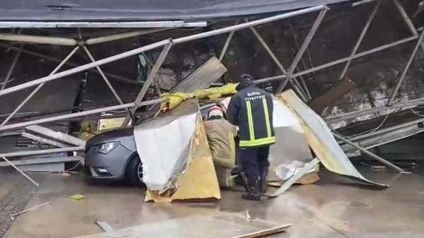 Haos într-o autogară din Turcia. Oameni prinşi ca în capcană, la un pas să fie striviţi de acoperişul smuls de furtună