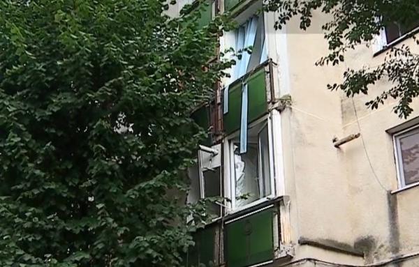 "Am pus mâna pe pantof şi afară tot cu papuci de casă m-am dus. Eram foarte speriat". Explozie puternică într-un bloc din Târgu Mureş