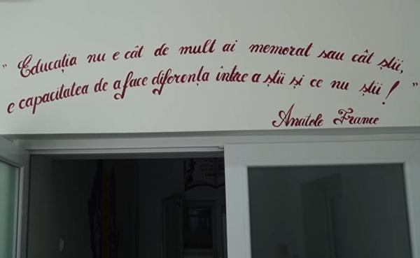 Gafă majoră la inaugurarea unei şcoli din Dâmboviţa. Greşeală de ortografie gravă, într-un citat scris pe perete