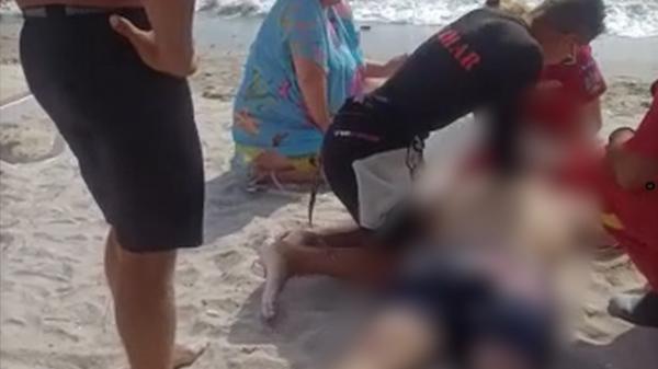 Trupurile înecaţilor în mare, greu de recuperat din cauza valurilor mari. Un tânăr a fost adus la mal, după două zile de la înec