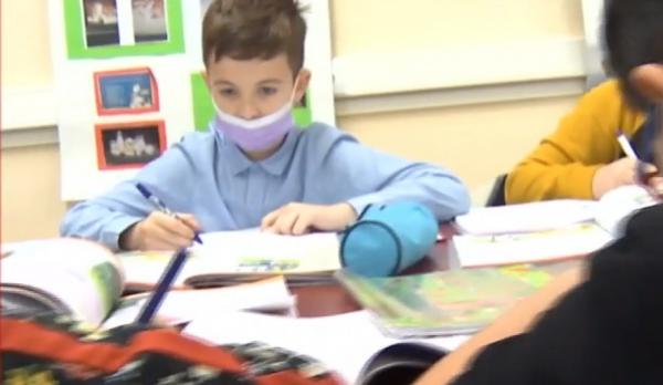 Noul an școlar începe cu recomandări de la Ministerul Sănătății. Elevii și profesorii îndemnați să poarte măști în spațiile aglomerate