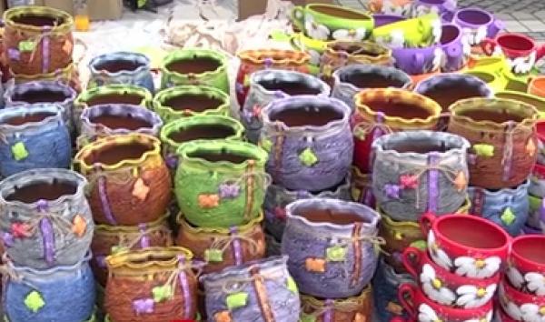 Lutul a prins viaţă la Târgul Olarilor din Sibiu: "Poți să iei ce vrei, și mai ieftine și mai scumpe"