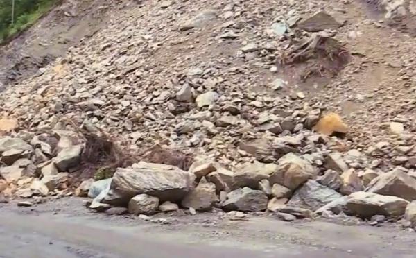 Drumul între Broșteni și Crucea, blocat de o săptămână din cauza alunecărilor de pietre. Autorităţile dau neputincioase din umeri