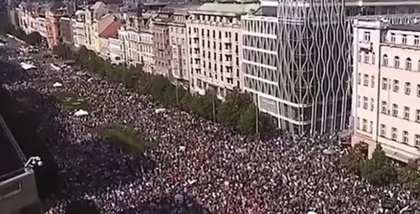 Proteste masive în Praga față de măsurile guvernului ceh: Aproximativ 70.000 de oameni au ieșit în stradă