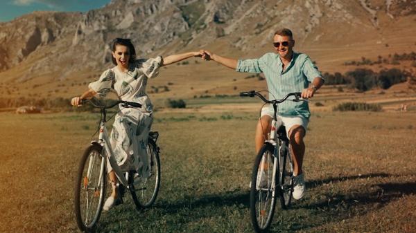 Poveşti de familie cu Georgiana Lobonţ. Artista a filmat primul videoclip din carieră alături de toată familia