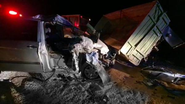 Microbuz făcut praf în remorca unui tractor, pe un drum din Constanța. O femeie a murit pe loc, prinsă între fiarele îndoite