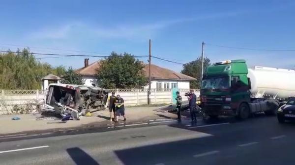 Accident cumplit în Galaţi, după ce un microbuz a fost izbit de un TIR. 15 persoane, între care 7 copii au ajuns la spital