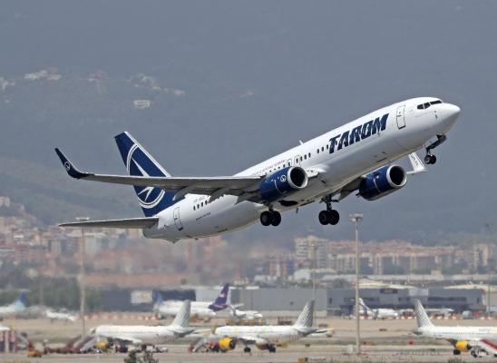 Criza Blue Air: 150 de români blocaţi în străinătate din cauza anulării zborurilor, aduşi acasă cu avioane Tarom