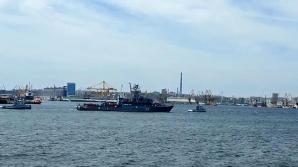 Cum s-a produs explozia care a avariat o navă militară în Marea Neagră. Dragorul a fost adus în Portul Constanța