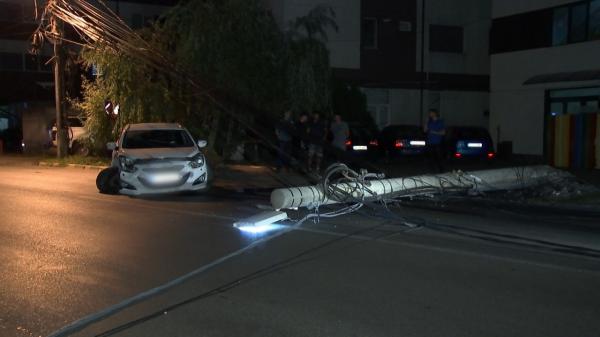 Accident în București. Un șofer a pierdut controlul volanului și a doborât doi stâlpi. Bărbatul, obligat să plătească pagubele provocate