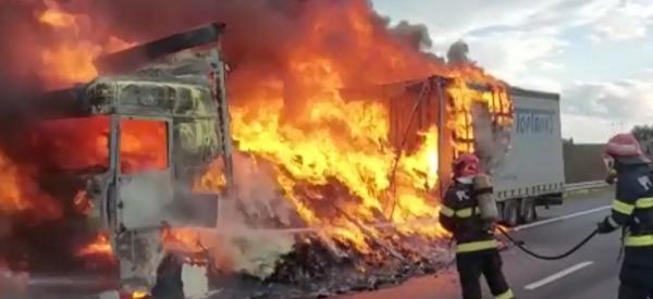 Pericol pe Autostrada A10, aproape de Aiud. Un TIR plin cu textile a ars ca o torţă în mijlocul drumului