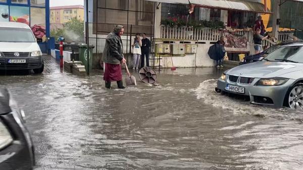 "Erupe vulcanul!" Canalizările nu au mai făcut faţă ploilor şi au refulat. Apă de un metru pe unele străzi din Iaşi