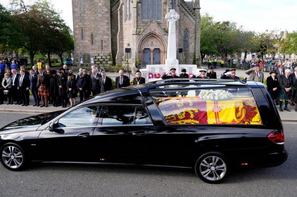O lume întreagă plânge moartea Reginei Elisabeta a II-a. Cortegiu funerar, de la Castelul Balmoral spre Edinburgh
