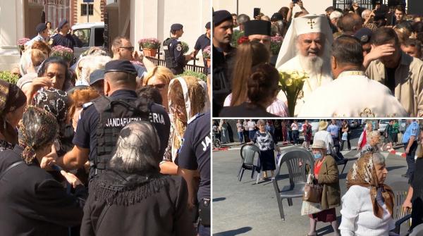 "N-am văzut niciodată așa ceva" Mai mulți credincioși s-au îmbrâncit cu jandarmii pentru a-l vedea pe Patriarhul Daniel, în Ploiești