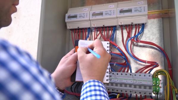 Noua ordonanță din energie, din nou pe masa coaliţiei. Guvernul a uitat de la plafonare instituţiile publice şi bisericile