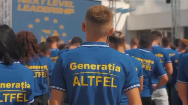 Cum se mai distrează tinerii din PNL, la școala de vară. Au urlat din toţi rărunchii o lozincă anti-PSD, partenerul lor de guvernare