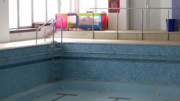 Bazinul unei școli din Timișoara, închis de o lege proastă și de facturile tot mai mari