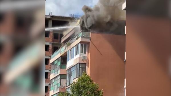 "Mamă, ce-i acolo! Doamne!". Un incendiu puternic a făcut prăpăd într-un bloc din Voluntari