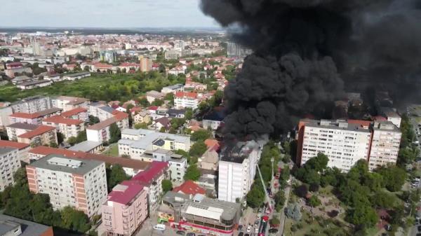 "Băi, sunt doi oameni pe acoperiş". De la ce ar fi pornit incendiul care a mistuit mansarda unui bloc de 8 etaje din Timişoara