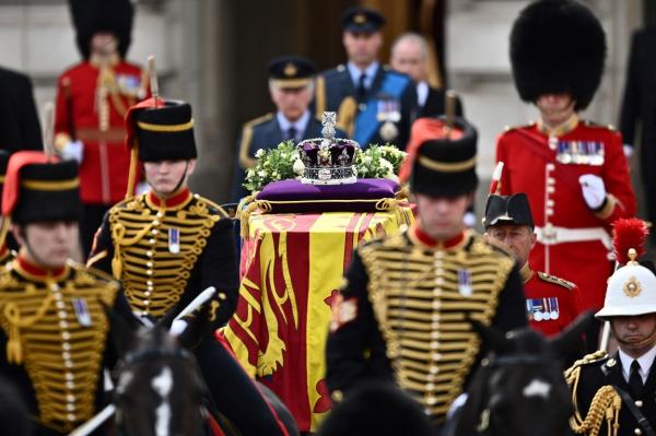 Moment istoric. Regina Elisabeta a părăsit Buckingham pentru totdeauna. Prinţul William în uniformă, fratele Harry în civil, în spatele sicriului