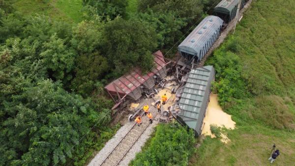 Un tren de marfă, plin cu cereale din Ucraina, a deraiat în Mureş. Două vagoane au sărit de pe şinele vechi de 80 de ani