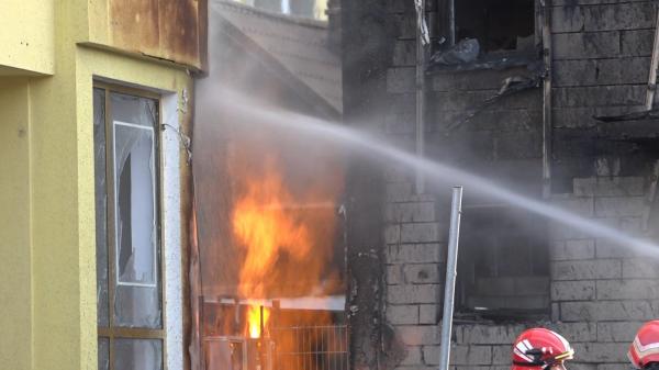 Pericol de explozie în centrul Devei. O ţeavă de gaz a ars zeci de minute, chiar peste drum de piaţa centrală a oraşului