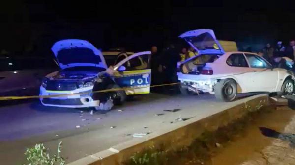 Mașină de poliție făcută praf în timp ce urmărea un șofer fugar, pe un drum din Gorj. Un jandarm a fost rănit 