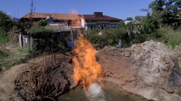Situaţie de urgenţă în comuna din Dolj, unde fântâna unui localnic arde de patru zile. Prefectura a decis să sigileze puțul