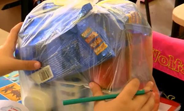 Fără corn şi lapte. Un primar din Gorj a reuşit ce nu au putut autorităţile: Oferă pachete copiilor din banii economisiţi anul trecut